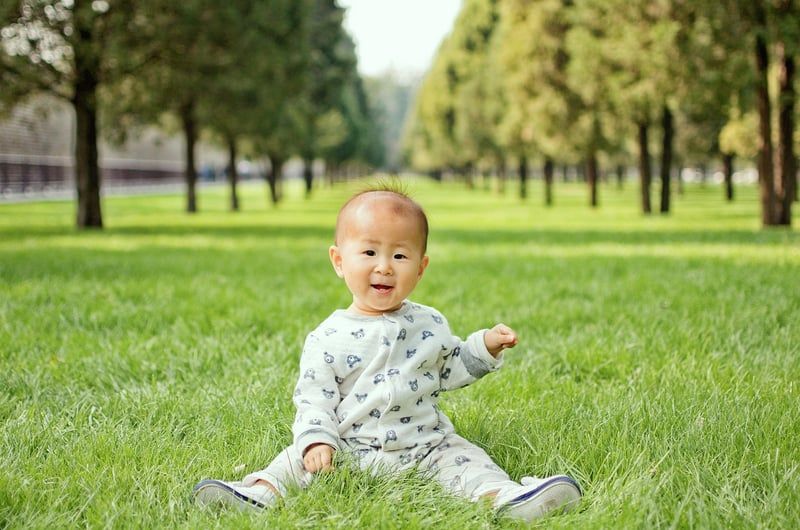 15 activités extérieures avec bébé en été pour profiter du soleil en 2026