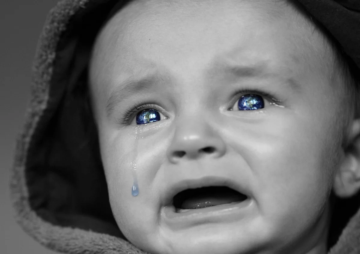 un bébé qui pleure