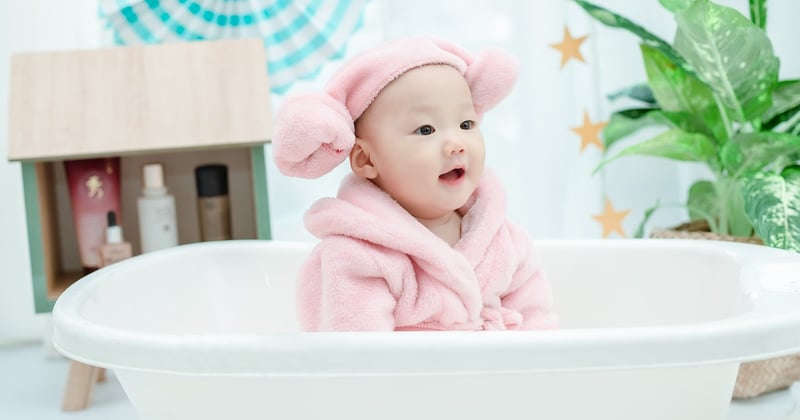 Bain de bébé étape par étape : le guide complet pour parents en 2026